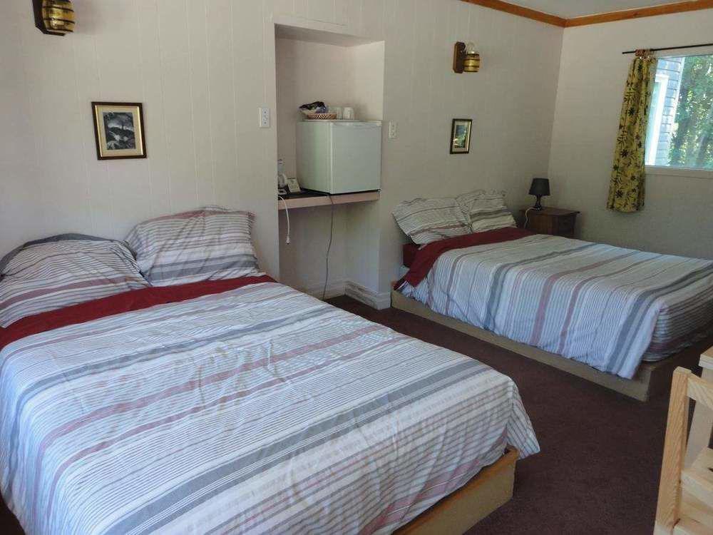 Dwight Riverside Inn Екстер'єр фото