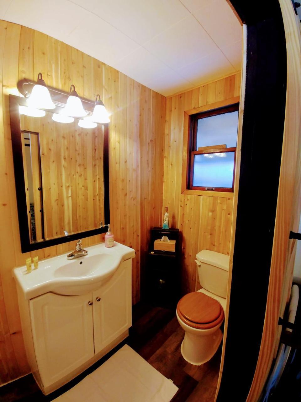 Dwight Riverside Inn Екстер'єр фото