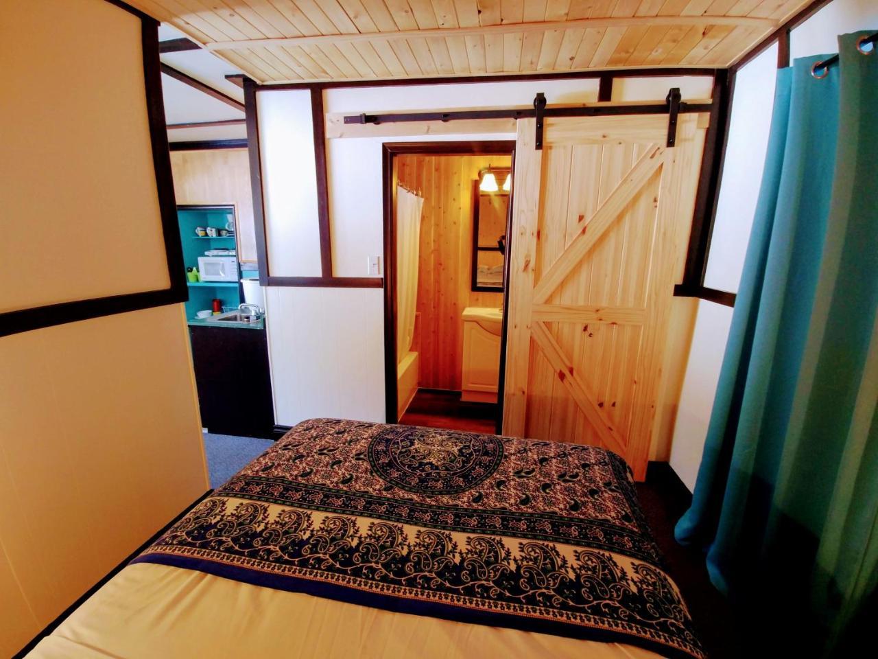 Dwight Riverside Inn Екстер'єр фото